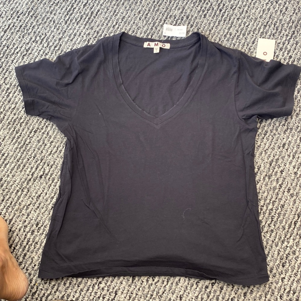 Amo v neck